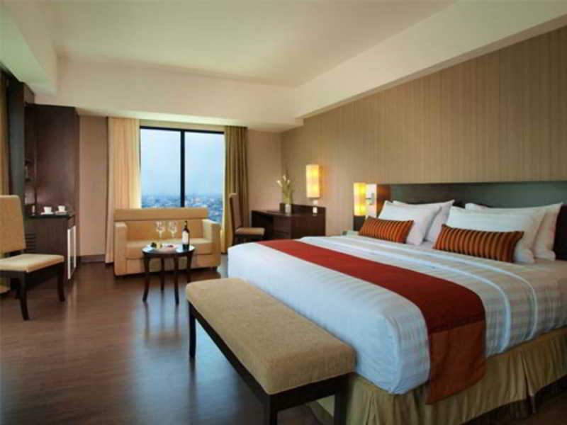 Grand City Hall Hotel & Serviced Residences Медан Екстер'єр фото